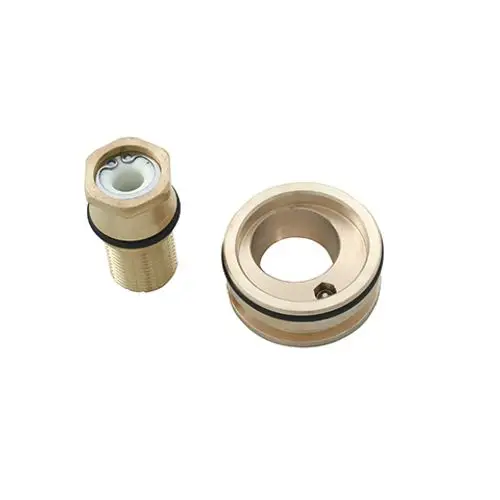 Zwei metallische Armaturenanschlüsse von Kludi, einer mit einer Gewindeoberfläche und der andere mit einem runden Loch in der Mitte, beide mit Dichtungen.